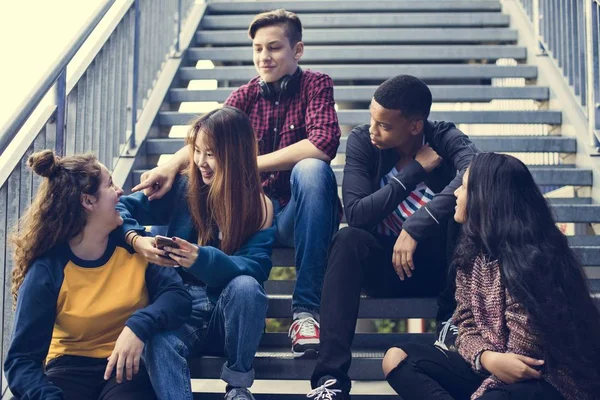 Grupp Skolan Vänner Utomhus Livsstil Och Efter Skolan Hangout Begrepp — Stockfoto