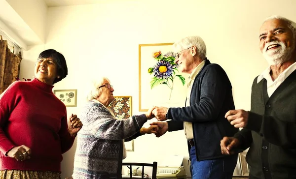 Oda Evde Dans Eğlenceli Sahip Üst Düzey Çift — Stok fotoğraf