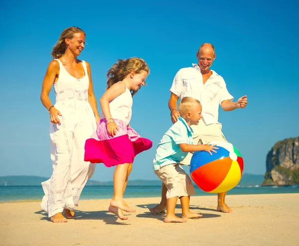 欢乐的家庭在沙滩上玩五颜六色的球 — 图库照片