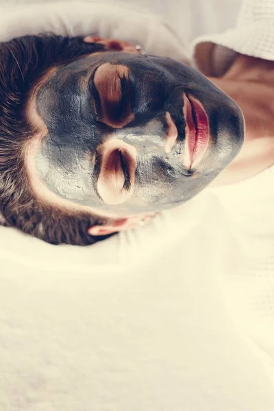 Femme Relaxante Avec Masque Facial Charbon Bois — Photo