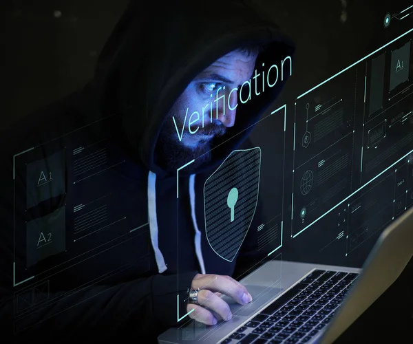 Ernstige Hacker Man Met Laptop Donkere Kamer Toucpad Neon Tekst — Stockfoto