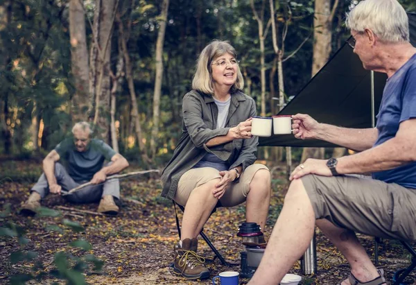 Amis Prendre Une Pause Café Nature Forêt Tout Campant — Photo