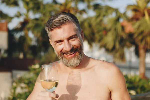 Schöner Mann Mit Einem Glas Wein Pool — Stockfoto