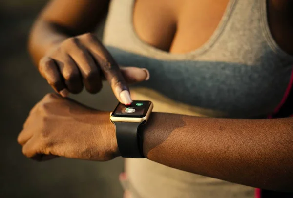 Mulher Atender Uma Chamada Através Seu Smartwatch — Fotografia de Stock