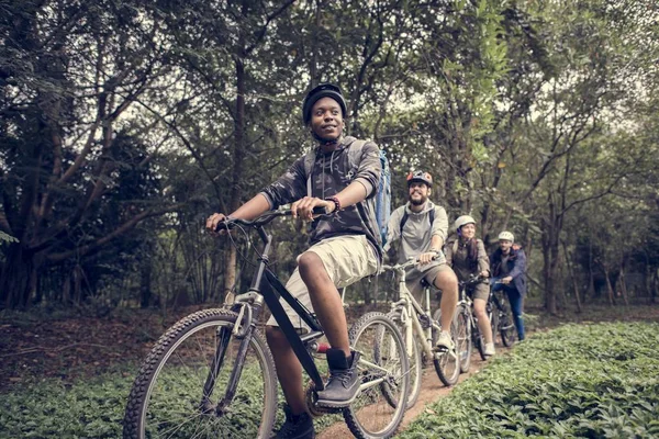 Freundeskreis Fährt Gemeinsam Mountainbike Wald — Stockfoto