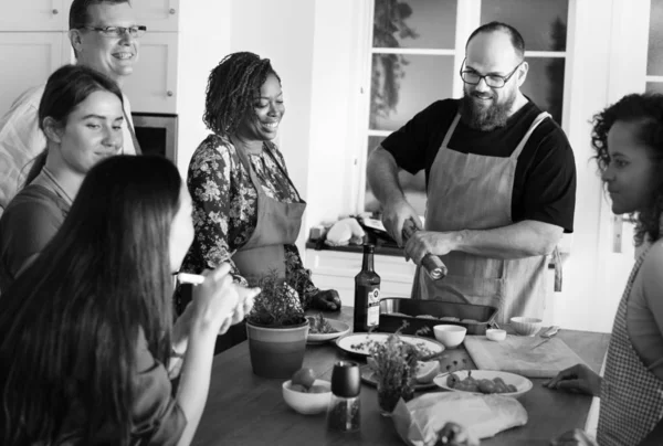Diversas Pessoas Juntando Aula Culinária — Fotografia de Stock