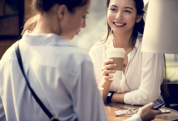 Nők Élvezhetik Egy Reggeli Kávé — Stock Fotó