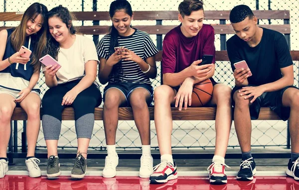 Skupina Přátel Mladý Teenager Basketbalové Hřiště Relaxační Pomocí Smartphonu — Stock fotografie