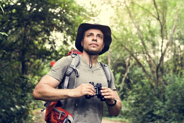 Homem Segurando Binóculos Floresta — Fotografia de Stock