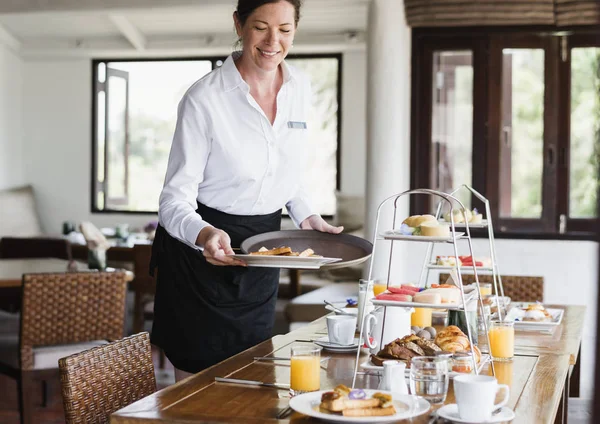 Garçonete Hotel Servindo Comida — Fotografia de Stock