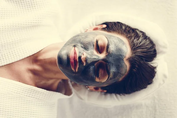女性炭フェイシャル マスクでリラックス — ストック写真