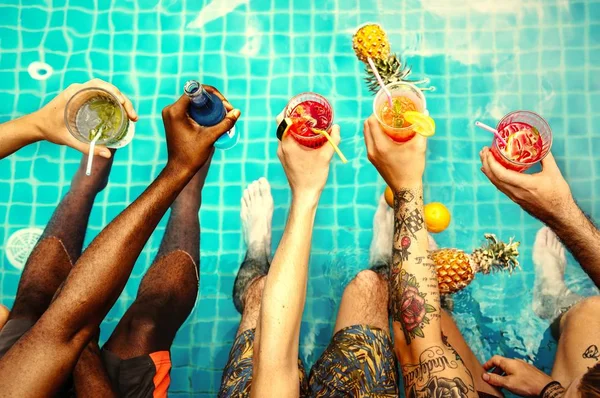 Amis Boire Des Boissons Colorées Une Fête Piscine — Photo