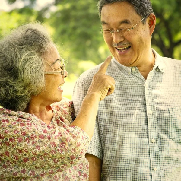Aziatische Senior Paar Het Park — Stockfoto