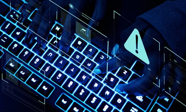 Nahaufnahme Von Hackerfingern Die Auf Neon Tastatur Tippen Ausrufezeichen — Stockfoto