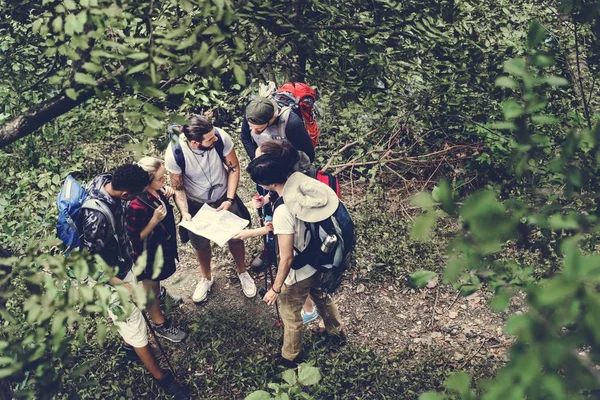 Trekking Juntos Uma Floresta — Fotografia de Stock