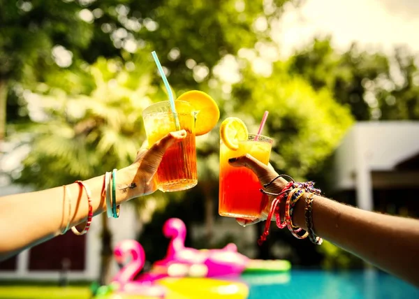 Amigos Bebiendo Gotas Colores Una Fiesta Piscina — Foto de Stock