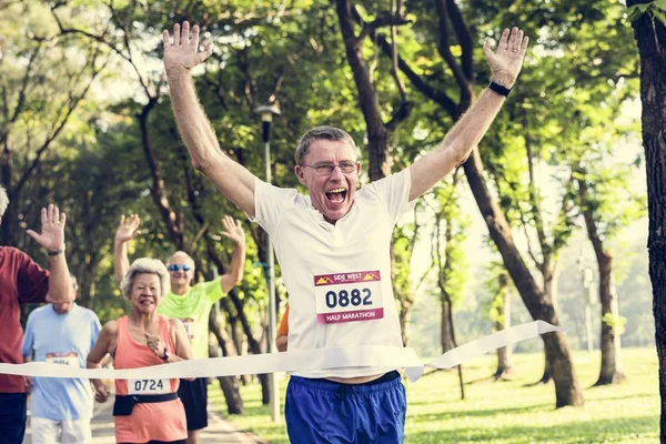 Los Atletas Senior Corriendo Parque Una Línea Meta Hombre Gana —  Fotos de Stock