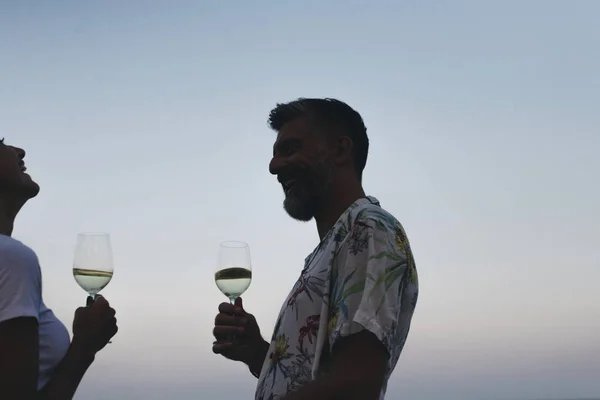 Par Njuter Ett Glas Vin Vid Stranden — Stockfoto