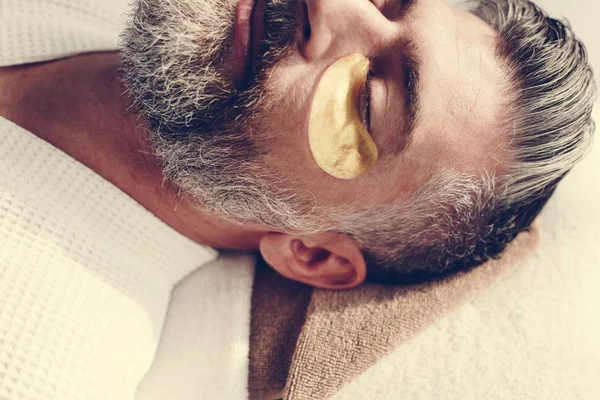 Homem Relaxante Com Tratamento Máscara Olho Dourado — Fotografia de Stock