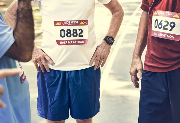 Visão Parcial Homens Esportivos Livre Após Competição Maratona — Fotografia de Stock