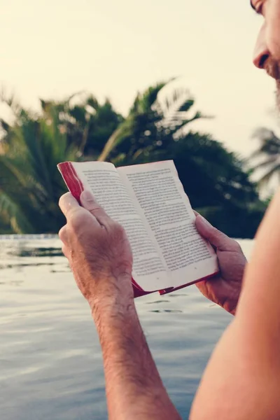 Uomo Che Legge Libro Piscina — Foto Stock