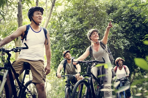 Group Friends Out Bicycling Together — Stock Photo, Image