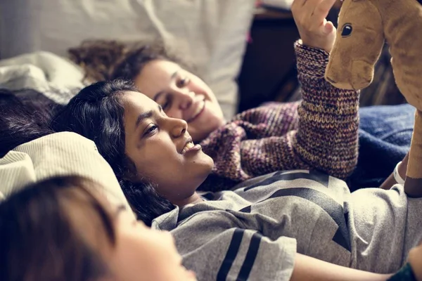 Meninas Adolescentes Usando Smartphones Uma Cama Internet Festa Pijama — Fotografia de Stock