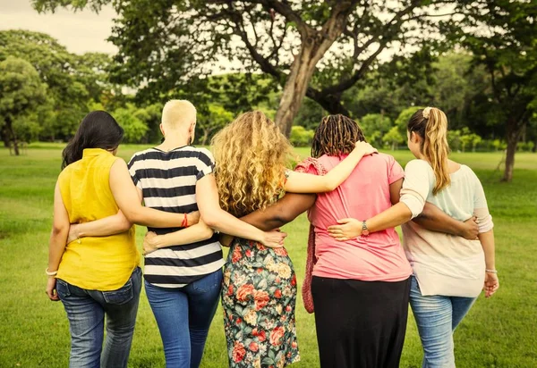 Amiche Divertono Parco — Foto Stock