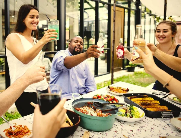 Amigos Divirtiéndose Una Fiesta Verano — Foto de Stock