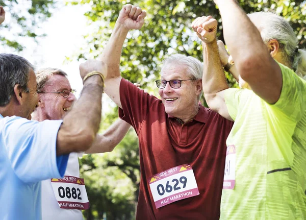 Uomini Anziani Sorridenti Cerebrating Maratona Nel Parco — Foto Stock