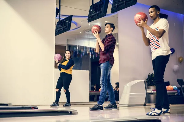 Vänner Som Spelar Bowling Tillsammans — Stockfoto