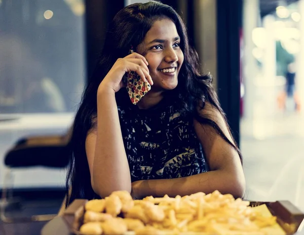 Zár Megjelöl Ból Tizenéves Lány Beszél Telefonon Eszik Francia Krumpli — Stock Fotó