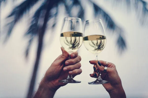 Paar Genießt Ein Glas Wein Strand — Stockfoto