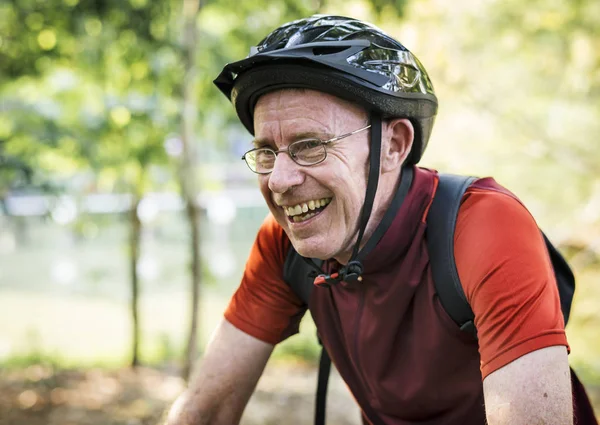 Porträtt Äldre Man Cykla Park Och Bär Hjälm — Stockfoto