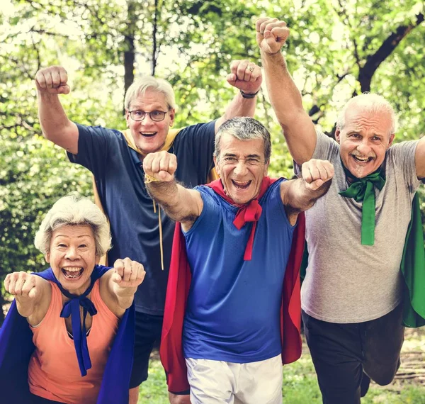 Kraftfull Äldre Bär Superhjälte Dräkter Rockar Gröna Sommaren Park — Stockfoto