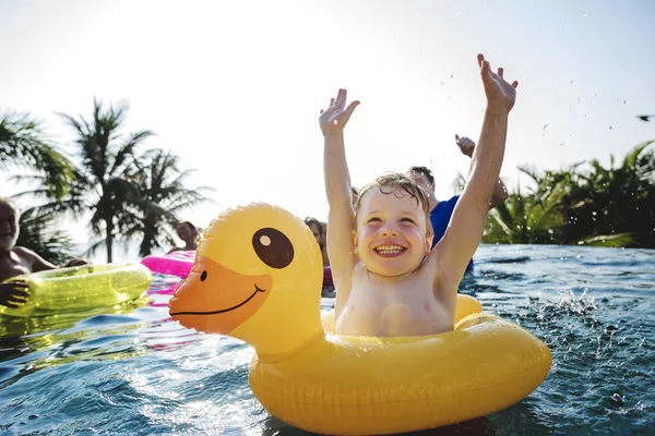 Joyeux Garçon Tube Canard Jaune Dans Piscine — Photo