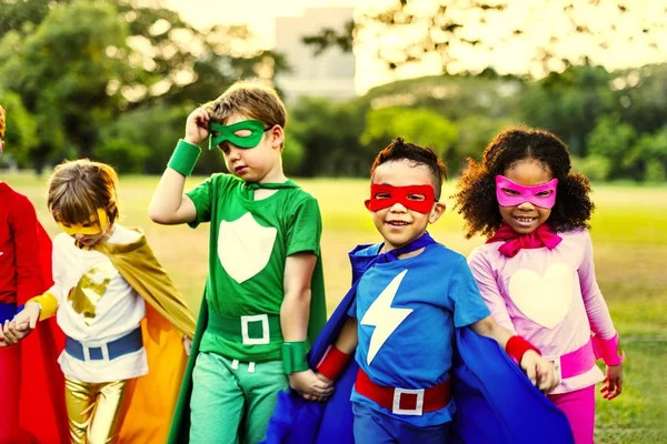 Superhelden Fröhliche Kinder Haben Spaß Park Und Händchenhalten Beim Laufen — Stockfoto