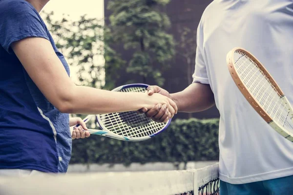 Παίκτες Του Τένις Χειραψία Μετά Από Έναν Καλό Αγώνα — Φωτογραφία Αρχείου