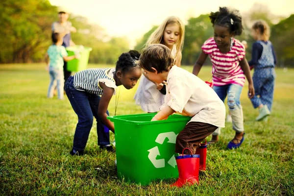 Kinder Lernen Wie Man Müll Recycelt — Stockfoto