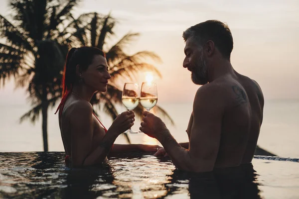 Paar Genießt Einen Romantischen Sonnenuntergang — Stockfoto