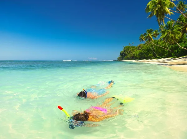 Couple Snorkeling Shore — Stock Photo, Image