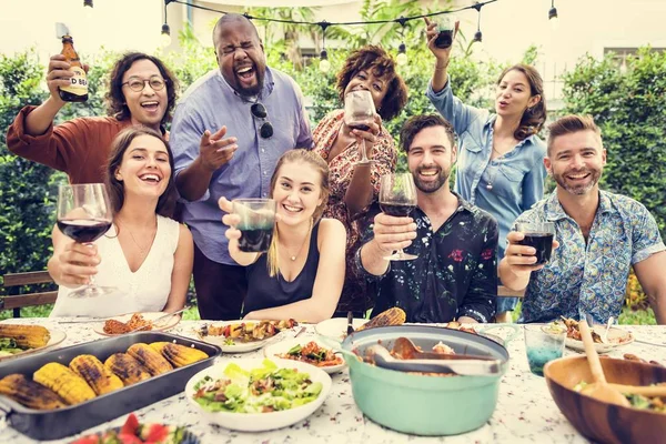 Skupina Různorodých Přátel Společně Těší Letní Party — Stock fotografie