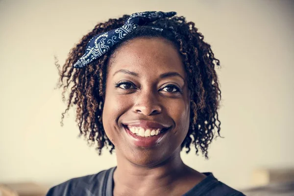 Retrato Mujer Negra Alegre —  Fotos de Stock