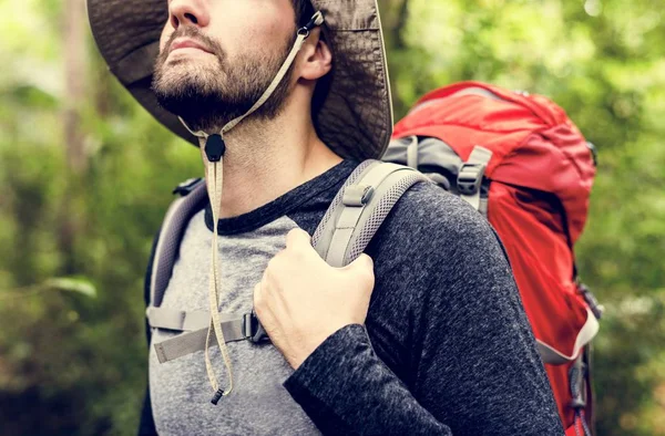 Człowiek Trekking Lesie — Zdjęcie stockowe