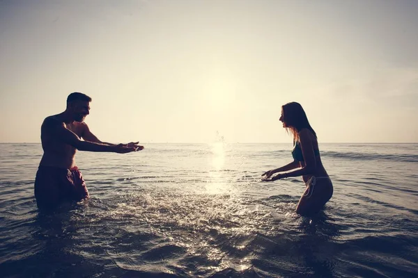 Couple Jouant Dans Eau — Photo