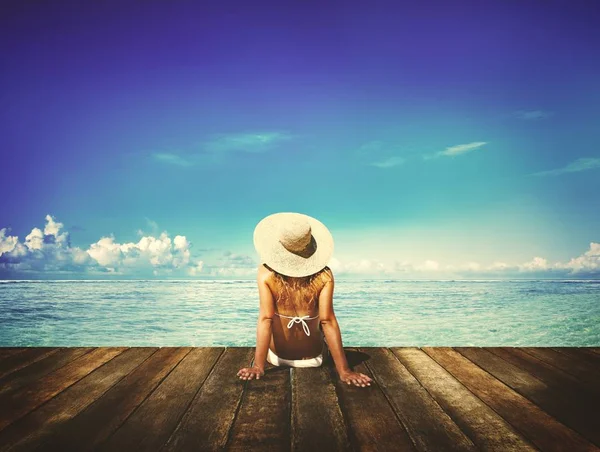 Vista Trasera Mujer Tomando Sol Muelle Madera Océano —  Fotos de Stock