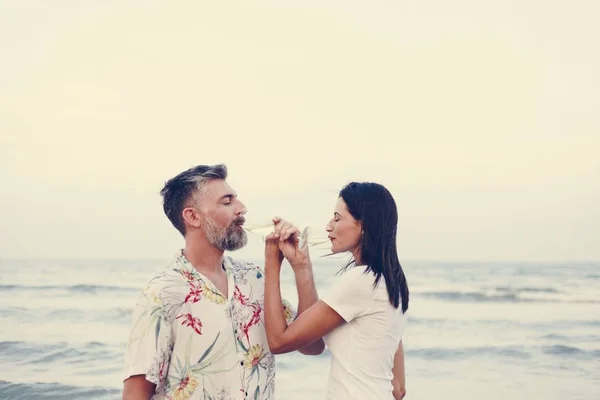 Pareja Disfrutando Una Copa Vino Playa — Foto de Stock