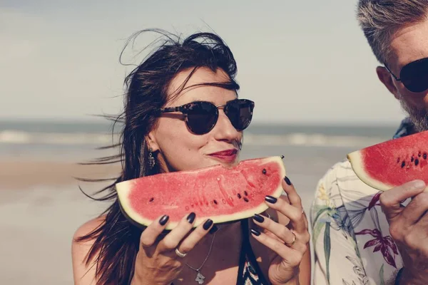 Casal Comer Melancia Praia — Fotografia de Stock