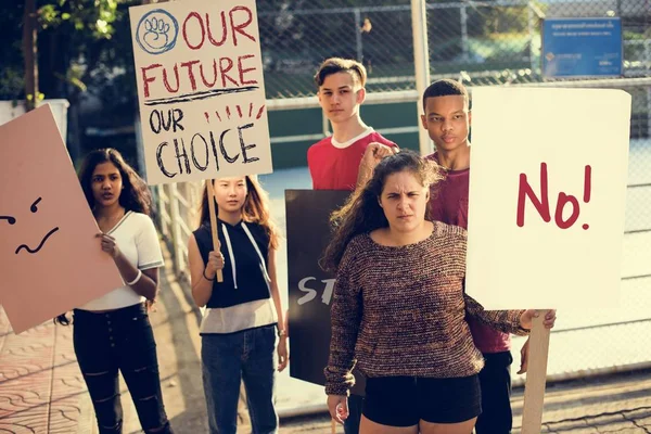 Grupa Nastolatków Protestujących Demonstracji Gospodarstwa Plakaty Antywojennego Sprawiedliwości Pokoju Koncepcja — Zdjęcie stockowe