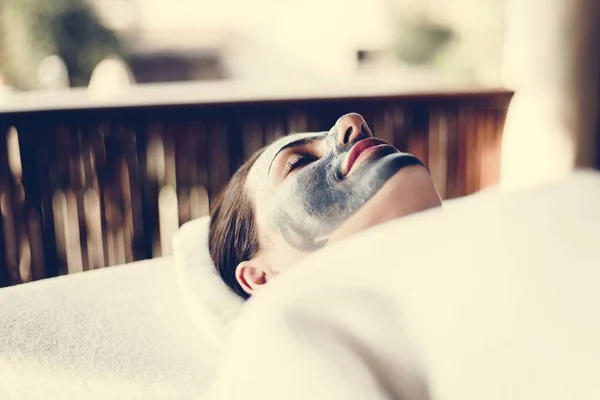 Mulher Relaxante Com Uma Máscara Facial Spa — Fotografia de Stock